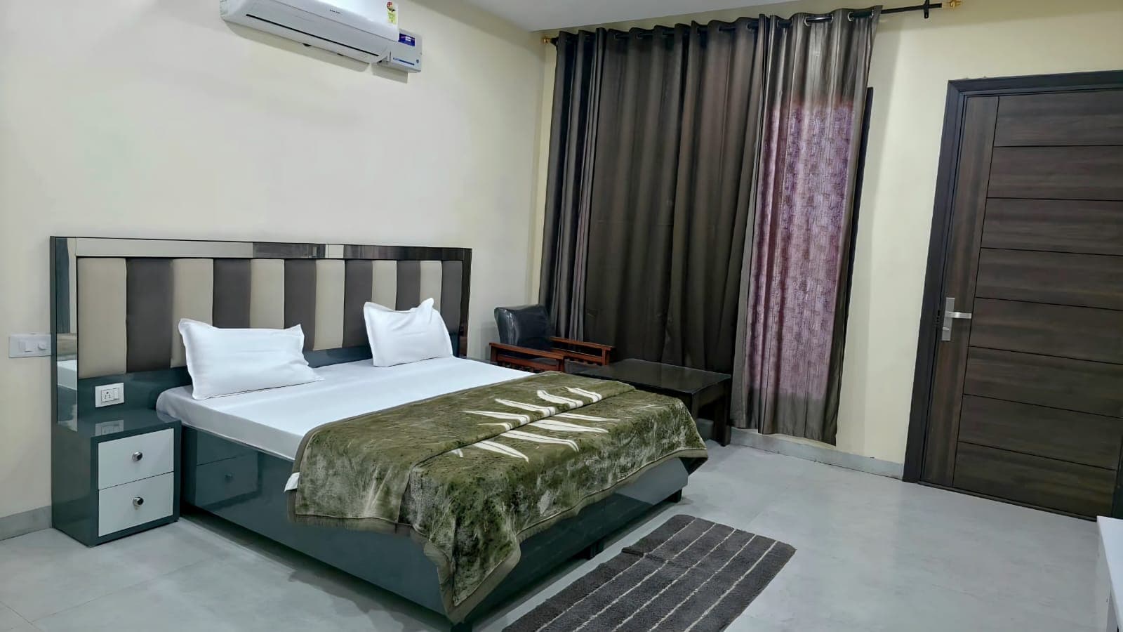 Double bedroom with air conditioning and seating at Jastej House guest house