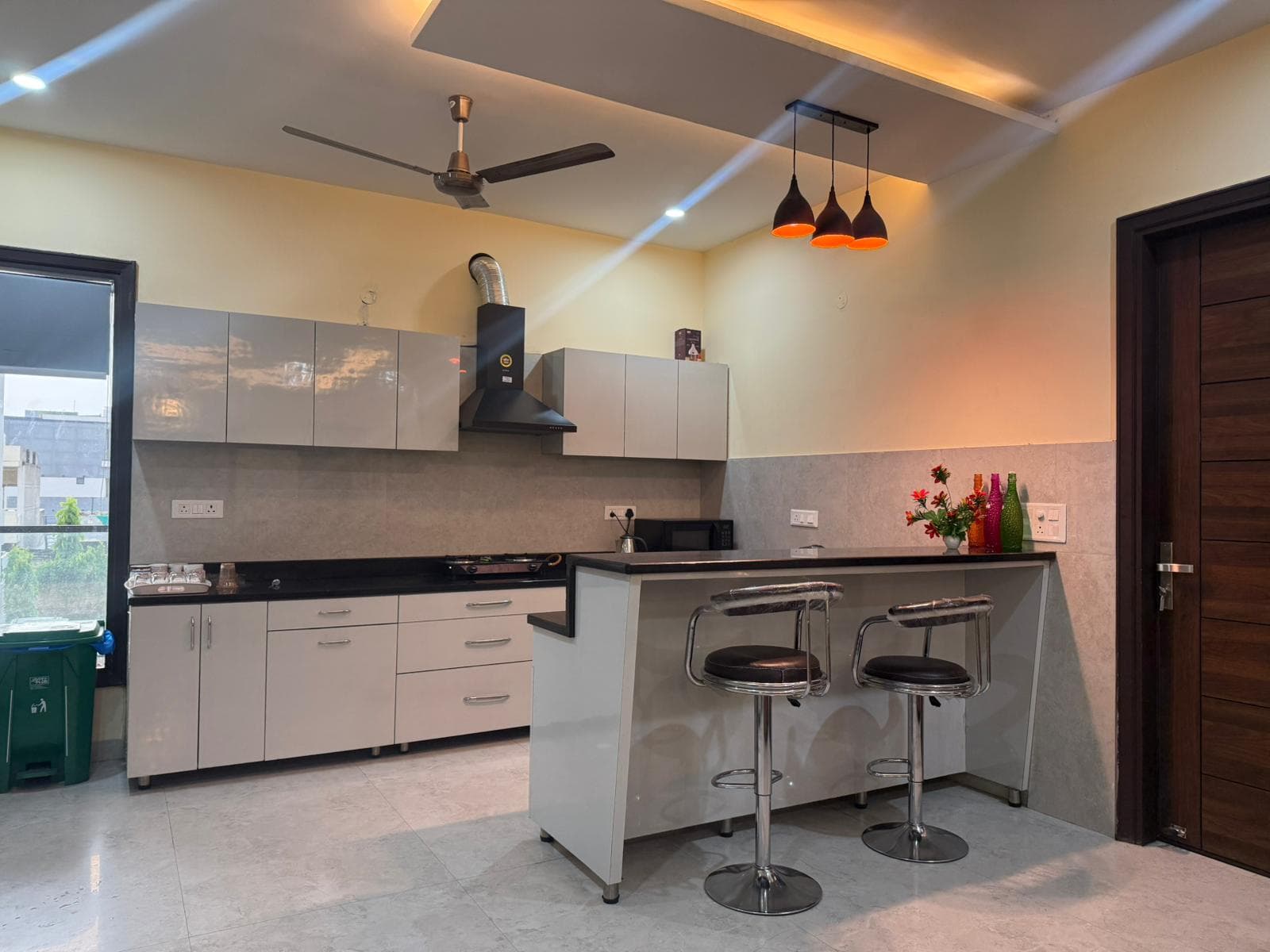 Fully equipped kitchen with breakfast counter at Jastej House homestay, Mohali